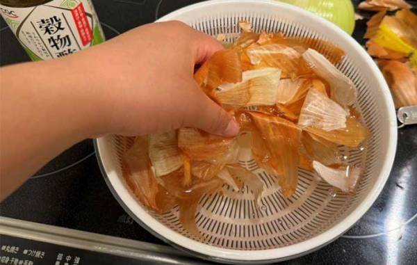 剥いた玉ねぎの皮、どうしてる？　料理に使えるから捨てないで！