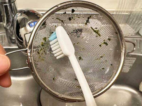 歯ブラシの『じゃない方の使い方』知ってる？　洗いにくい調理器具がピカピカに！