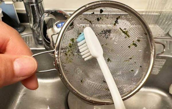 歯ブラシの『じゃない方の使い方』知ってる？　洗いにくい調理器具がピカピカに！