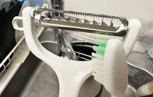 歯ブラシの『じゃない方の使い方』知ってる？　洗いにくい調理器具がピカピカに！