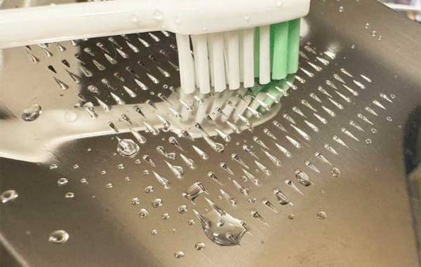 歯ブラシの『じゃない方の使い方』知ってる？　洗いにくい調理器具がピカピカに！