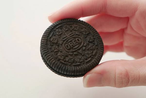 手に持たれたオレオ　８万『いいね』が集まったワケに驚愕