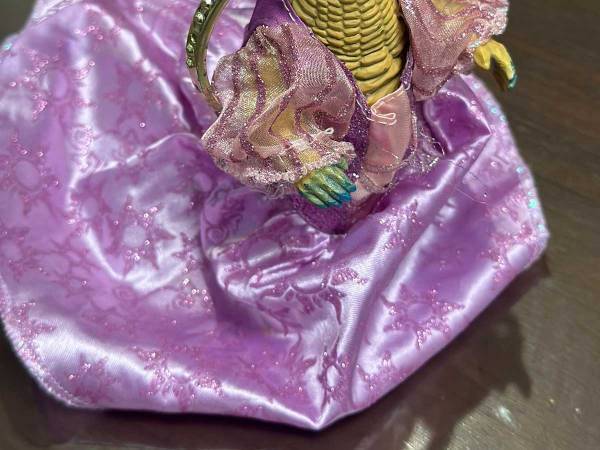 ２歳児の『お人形遊び』に反響　ドレスを着せたのは？　「似合ってるぞ」「笑った」