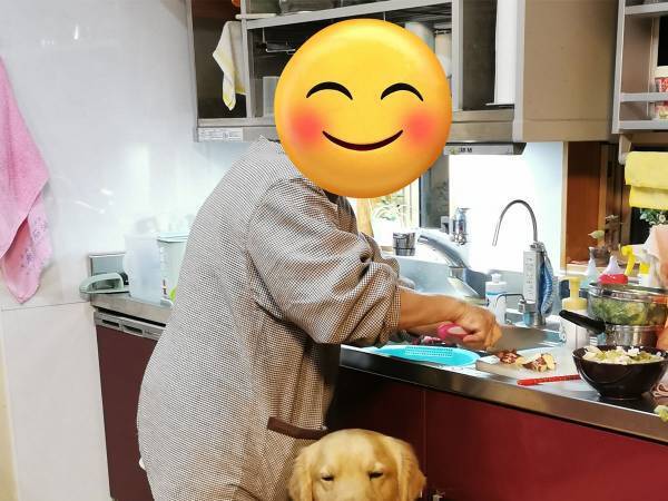 飼い主の母親に甘える犬　しかし、場所が悪くて…？　「笑った」「賢い甘え方」