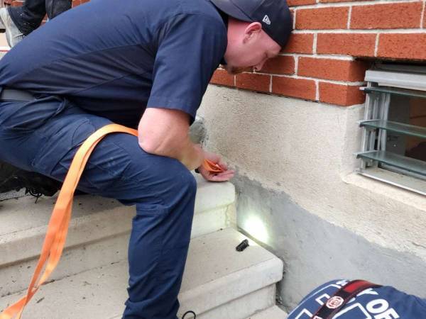 消防士も大苦戦！　壁と階段のわずかなすき間に落ちてしまった『動物』とは？