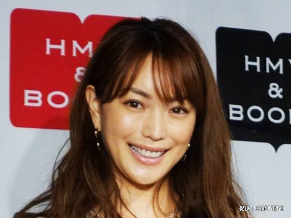 ４４歳の蛯原友里がノースリーブドレス姿を披露　「きれいすぎて見惚れる」と絶賛の声