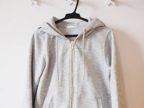 「コレはいい」「助かる」　パーカーのひもが抜けにくくなるテクニック