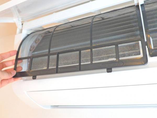 エアコンフィルター掃除の簡単テクが目からウロコ　貼って剥がすだけで？
