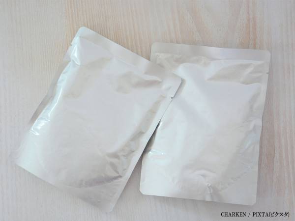 手を汚さずパウチ袋を開ける裏技　道具不要な方法に「そうやればよかったのか…」