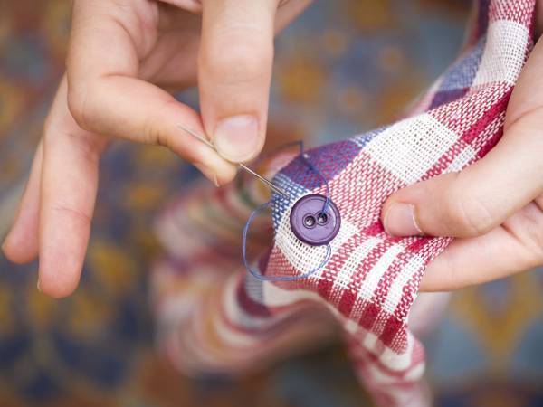 「衝撃的」「すぐ真似する」　面倒なボタン留めを誰でも簡単にできるやり方とは？