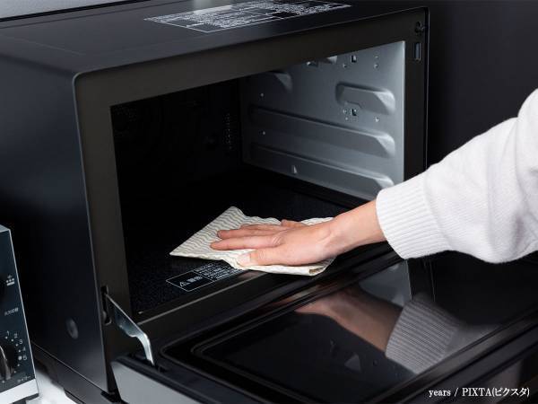 電子レンジのお手入れ方法　中を拭き掃除する前に…？