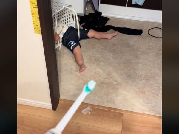 「なんでお座りしてんだよ…」　娘さんが拒絶したモノを欲しがる犬に「笑ってしまう」「良い動画」