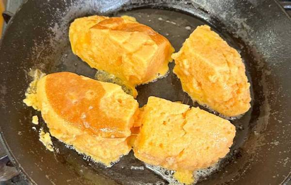 まるで高級ホテルの朝食？　『北海道チーズ蒸しケーキ』で作る！ふわとろフレンチトースト