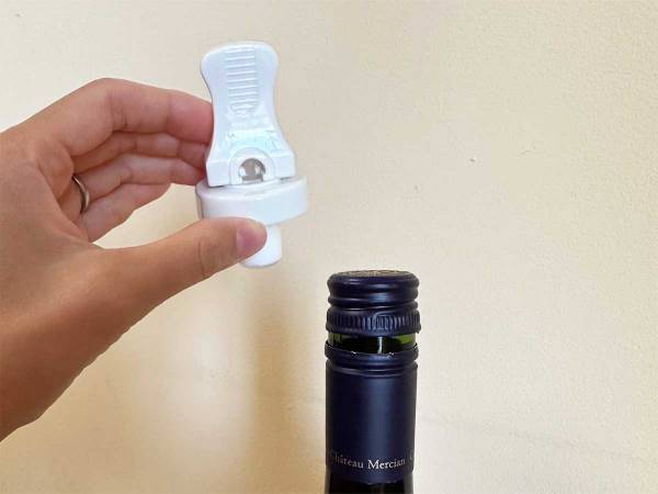 飲みかけのワインが数日後もおいしい！　使える保存グッズをダイソーで見つけた