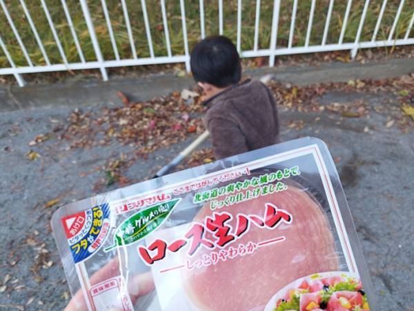 子供の背後で親が食べていたのは？　シュールな光景に「なんでも許せそう」「めっちゃ笑った」