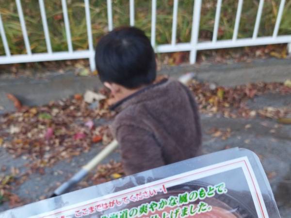 子供の背後で親が食べていたのは？　シュールな光景に「なんでも許せそう」「めっちゃ笑った」