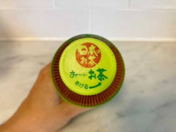 「道具いらず！」　開けにくいペットボトルのキャップをすんなり開ける方法とは？