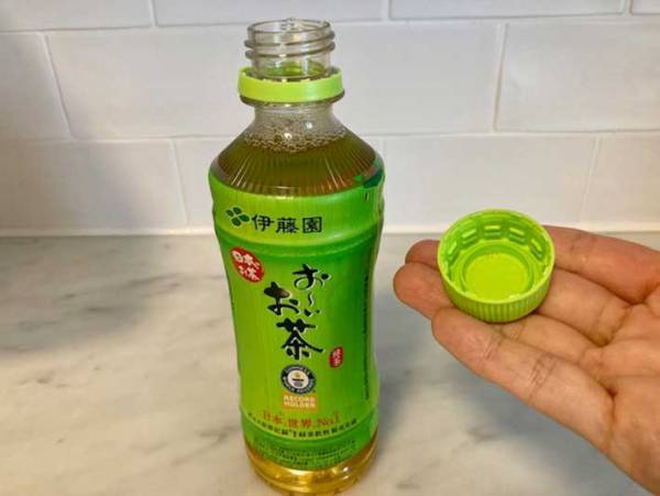 「道具いらず！」　開けにくいペットボトルのキャップをすんなり開ける方法とは？