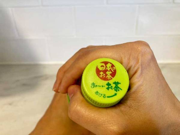 「道具いらず！」　開けにくいペットボトルのキャップをすんなり開ける方法とは？