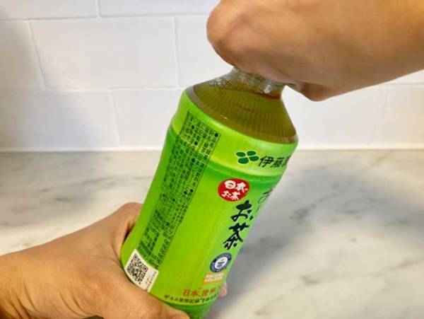 「道具いらず！」　開けにくいペットボトルのキャップをすんなり開ける方法とは？