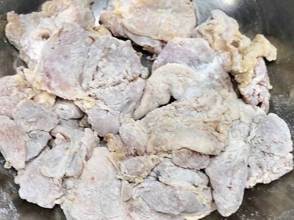 「時間が経ってもカリッとさせたい」　から揚げの粉をまぶす時のコツは？