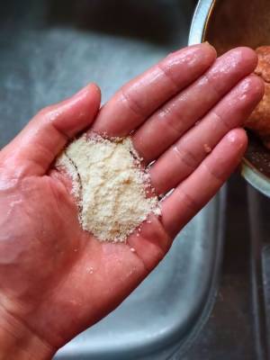 ハンバーグでベトベトの手　たった１５秒で汚れを落とす方法に「すごい！」「それ使うのか」