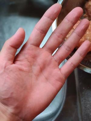 ハンバーグでベトベトの手　たった１５秒で汚れを落とす方法に「すごい！」「それ使うのか」