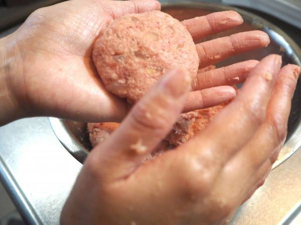 ハンバーグでベトベトの手　たった１５秒で汚れを落とす方法に「すごい！」「それ使うのか」