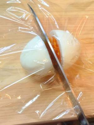 黄身がくっ付かない『ゆで卵』の切り方が目からウロコ　ラップを○○して切るだけで？