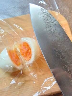 黄身がくっ付かない『ゆで卵』の切り方が目からウロコ　ラップを○○して切るだけで？