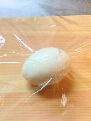 黄身がくっ付かない『ゆで卵』の切り方が目からウロコ　ラップを○○して切るだけで？
