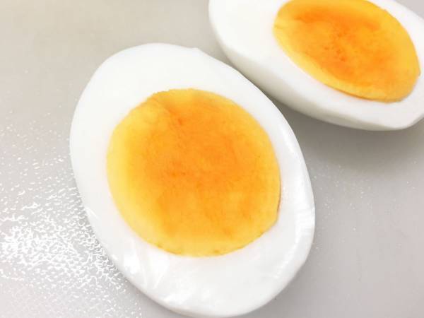 黄身がくっ付かない『ゆで卵』の切り方が目からウロコ　ラップを○○して切るだけで？