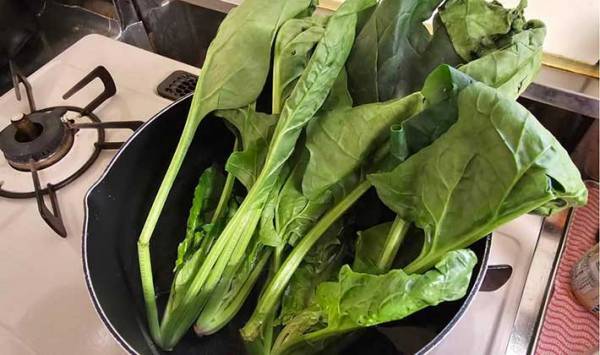 「早く知りたかった…」　ほうれん草のゆで汁で掃除をする方法に驚いた！