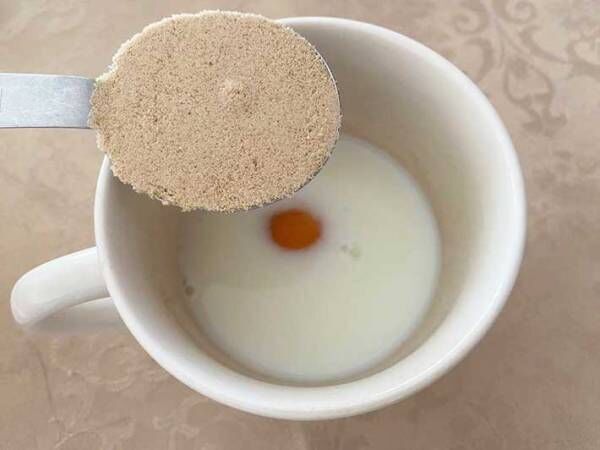マグカップに卵、雪印メグミルク牛乳、砂糖を入れた写真