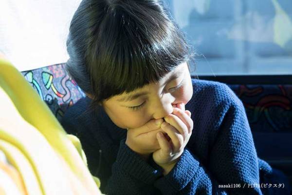 地下鉄で「気分悪い」という女の子　慌てて母親がバッグを広げた瞬間、横から…？