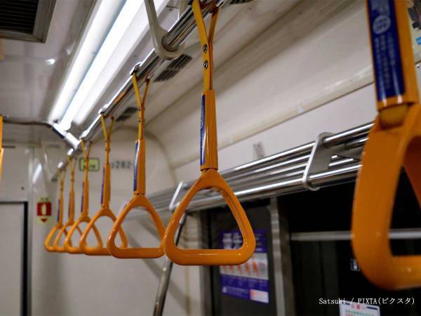 地下鉄で「気分悪い」という女の子　慌てて母親がバッグを広げた瞬間、横から…？