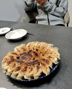 息子がスマホを触ってばかり！　試しに餃子を焼かせたオチに「グヌヌ、やりおる」