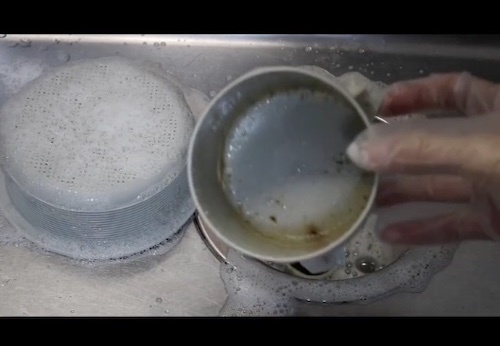 漂白剤をかけるだけでは不十分！　シンクの排水口トラップを取り出してみると…？