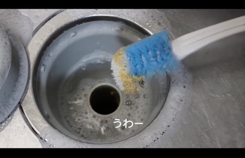 漂白剤をかけるだけでは不十分！　シンクの排水口トラップを取り出してみると…？