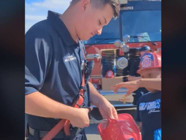 「だからみんな消防士が好き」　子供にあげる帽子をハサミで切った消防士に絶賛の声