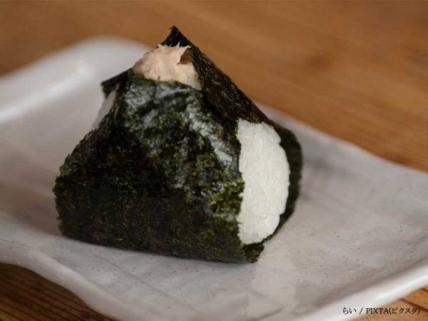 ツナマヨおにぎりに、食べる手が止まらない　ご飯にアレを入れるだけで？　「絶対おいしい」