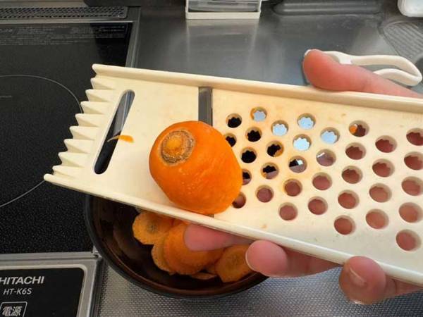 「めっちゃ悩む」落ちにくいスライサーの汚れ　家にあるアレで汚れが浮きまくり？