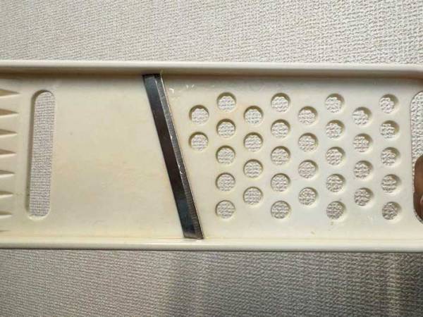 「めっちゃ悩む」落ちにくいスライサーの汚れ　家にあるアレで汚れが浮きまくり？