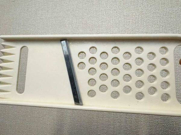 「めっちゃ悩む」落ちにくいスライサーの汚れ　家にあるアレで汚れが浮きまくり？