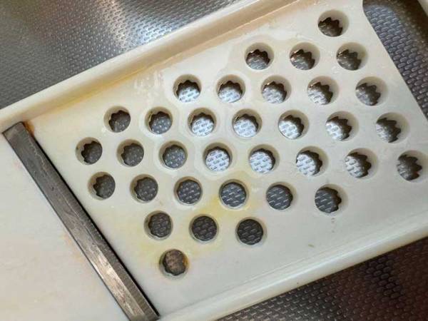 「めっちゃ悩む」落ちにくいスライサーの汚れ　家にあるアレで汚れが浮きまくり？