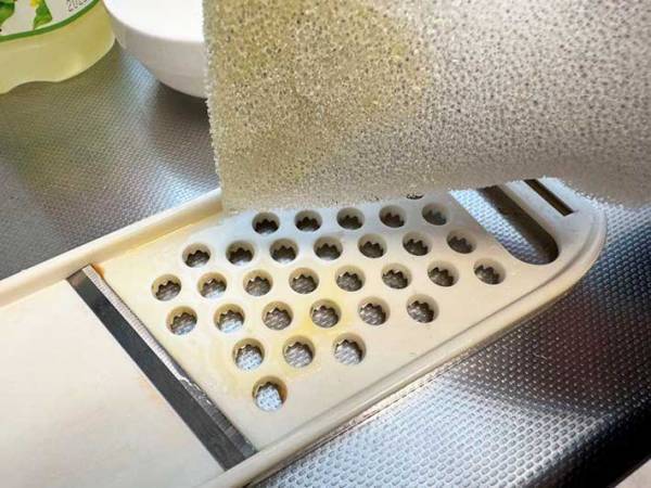 「めっちゃ悩む」落ちにくいスライサーの汚れ　家にあるアレで汚れが浮きまくり？