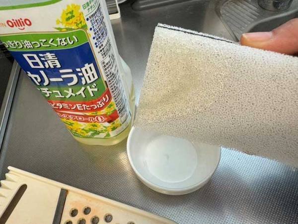 「めっちゃ悩む」落ちにくいスライサーの汚れ　家にあるアレで汚れが浮きまくり？