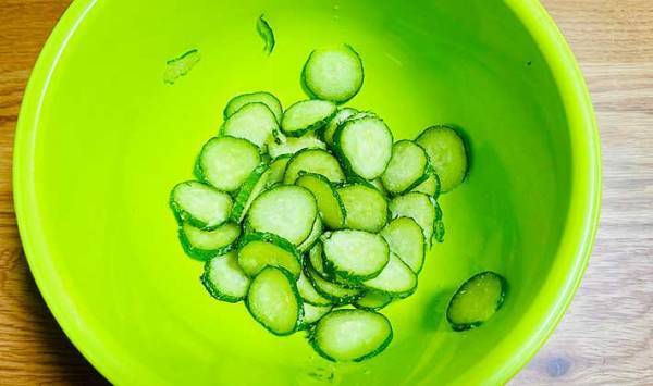 キュウリは冷凍してもおいしい！　塩昆布を使った簡単レシピに「箸が止まらない」