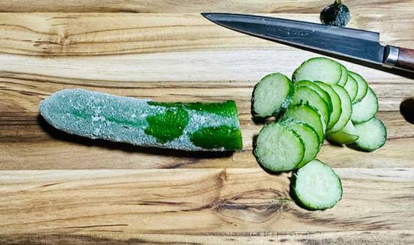 キュウリは冷凍してもおいしい！　塩昆布を使った簡単レシピに「箸が止まらない」