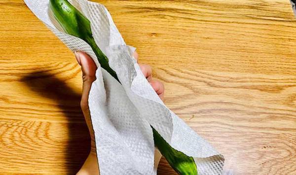 キュウリは冷凍してもおいしい！　塩昆布を使った簡単レシピに「箸が止まらない」